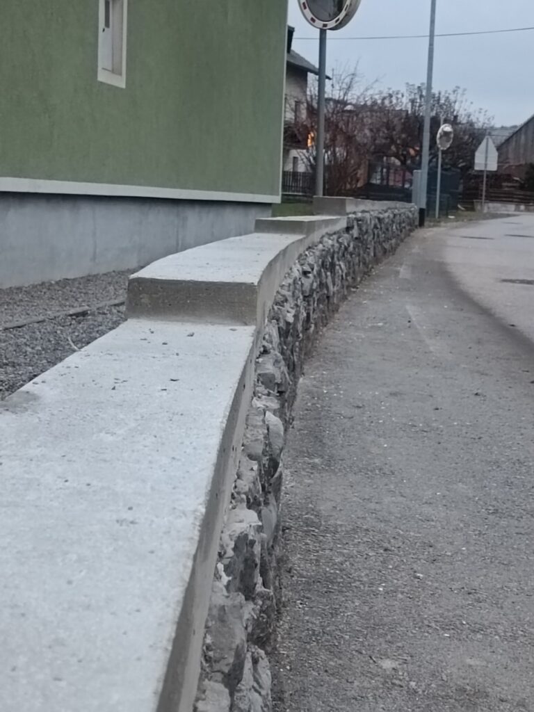 NAJDI GRADBENIKA – ŠKARPE