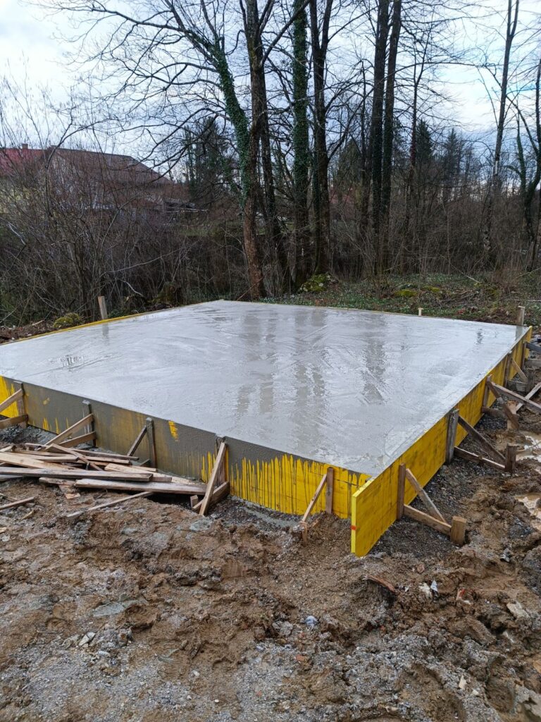 NAJDI GRADBENIKA-TEMELJNA PLOŠČA ŽIGA PUST S.P.