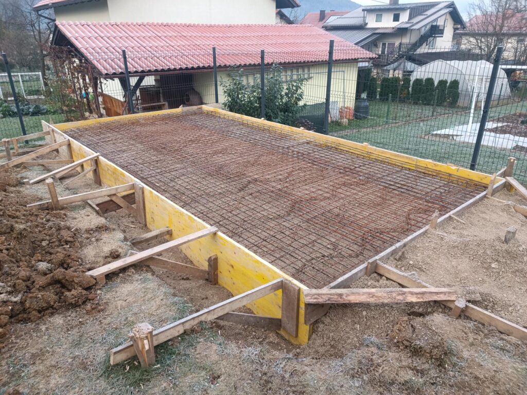 NAJDI GRADBENIKA-TEMELJNA PLOŠČA