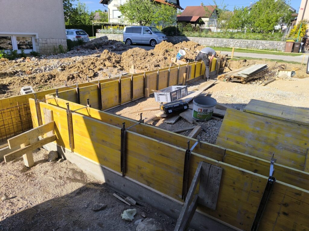 NAJDI GRADBENIKA-ŽIGA PUST